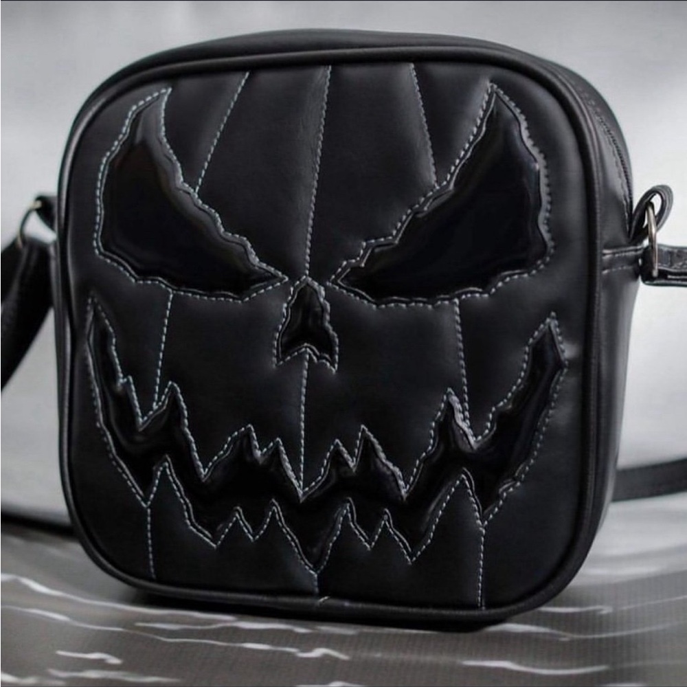 Love Pain & Stitches Square bad company bag